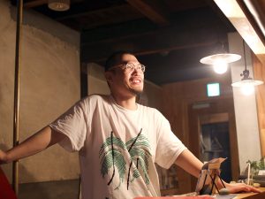 矢津吉隆さん。多忙な仕事の合間を縫って、昨年は積極的に個展を行った。「美術家としての自信も再度持ち直すことができました。」