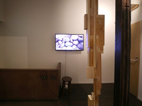 展示会のインタビューや記録画像もヘッドホンで聴ける。インタビュームービーも、クマグスクのオリジナルだ