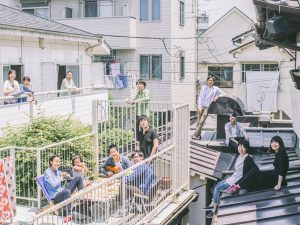 ミュージシャンにアーティスト、カメラマン、建築家、アートディレクター、編集者その他様々な職業、年齢、性別の人が関わっている