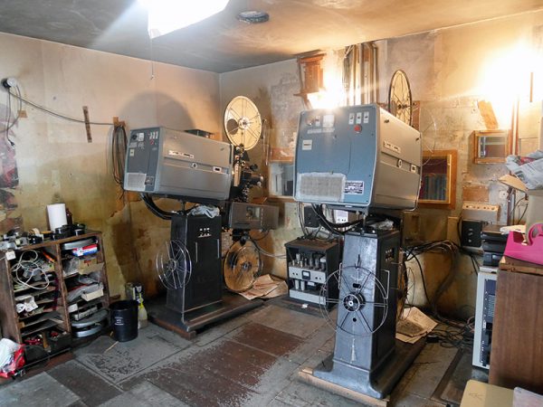 高田世界館2階にある映写室。当時の映写室は非常に高温になりやすかった。火事になったときの場合に備えて、床には鉄板が敷かれている。壁には火の神様が祭られていた