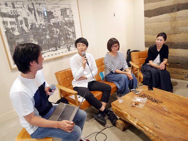 左から、司会の小正茂樹さん、十勝郡浦幌町の地域おこし協力隊 三村直輝さん、北海道岩見沢市 地域おこし協力隊の吉崎祐季さん、空間Works代表の山川知恵さん。会場は帯広のリノベーションホテルHOTEL NUPKA（ホテルヌプカ）