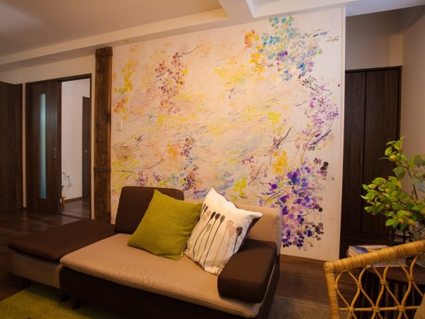 植田志保さんが手掛けた壁画のあるリビング