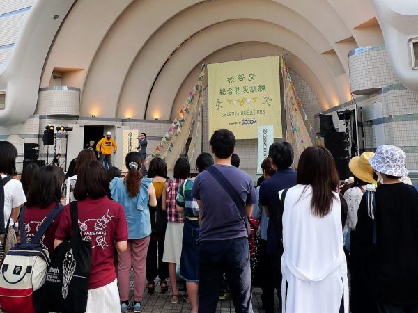 メインステージでは、長谷部健渋谷区長によるトークショーなど、防災をテーマにさまざまなイベントが開催された</BR>写真は、FMラジオ「J-WAVE」の番組「AVALON」の公開収録の様子。人気ラッパーのACE、DOTAMAが出演し、即興防災ラップを披露してくれた
