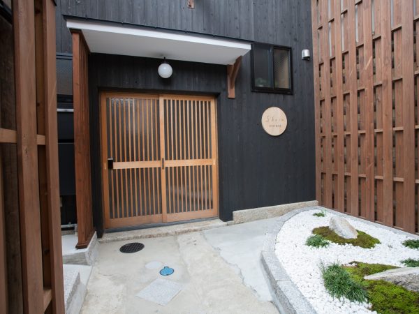 隠れ家的なエントランスから細いアプローチを抜けると、玄関に到着する