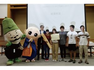 最優秀賞を受賞した8班「移ろいの中で見えるもの」のメンバー（写真：​© Satoshi Shigeta）