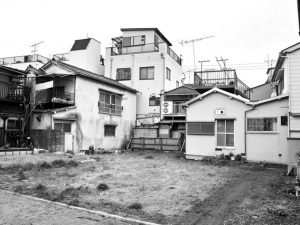 都市のスポンジ化とは、空き地や空き家などが「数多くの穴」のように点々と増えていく様子をたとえていう