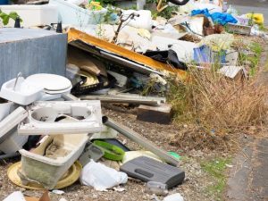 スポンジ化が進むと空き地へのゴミの不法投棄など、さまざまな社会問題も出てくる