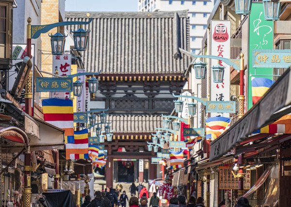 川崎大師　仲見世通りの風景