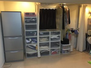 ファミリークローゼット。片付けが苦手な人にはどこに何が入っているか見やすくするのもポイント。背丈に合わせてラックを設置すれば、子供も出し入れしやすい