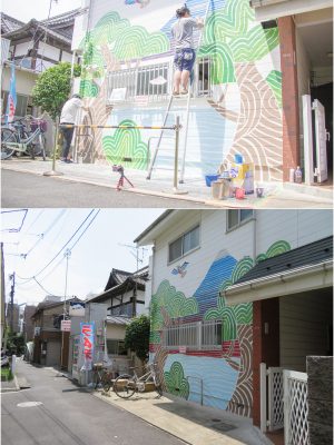 湯パートの壁面にはカラフルな絵が描かれた。その先に見える重厚な屋根が小杉湯