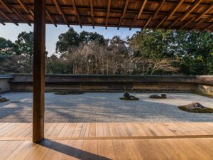 京都右京区にある臨済宗の寺院である龍安寺の庭。石庭と呼ばれ世界遺産にも登録される枯山水の方丈庭園