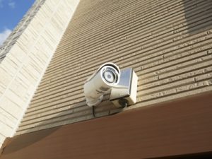 警察庁のデータによれば、住宅に対する侵入窃盗が1日107件。防犯カメラは有効な対策だが、賃貸物件に取りつけるのは難しい