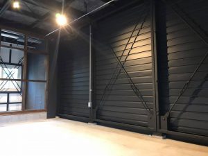ガレージ空間。黒粉体塗装のLGSパネルとガルバリウム鋼板による界壁がかっこいい空間を演出