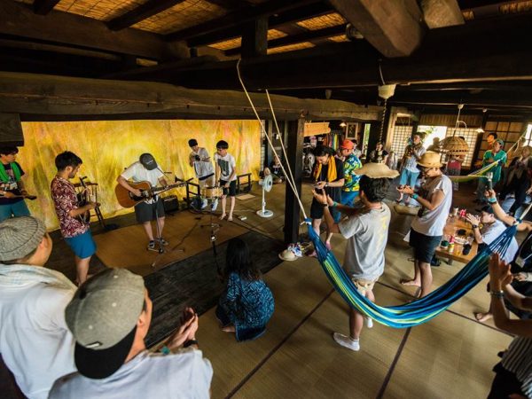 養蚕農家の民家だった片山家。母屋2階の蚕を育てていた巨大な部屋で、様々なステージが行われる