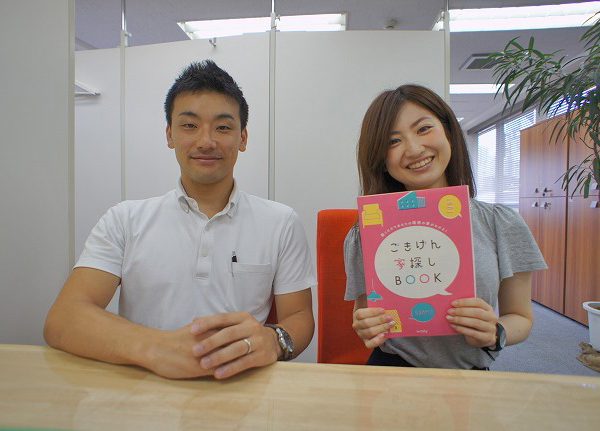 ▲アイミリーの小川喜寛社長（左）と『ごきげん家探しＢＯＯＫ』の制作責任者、船島湖菜美さん（右）。<br />「女性のお客様は、とりとめもなくお喋りをしながら住まい探しの希望条件をお話される方が多いので、<br />気楽な雑談の中から情報整理をしてまとめる作業が必要だと感じ、カウンセリングブックを作りました」と船島さん