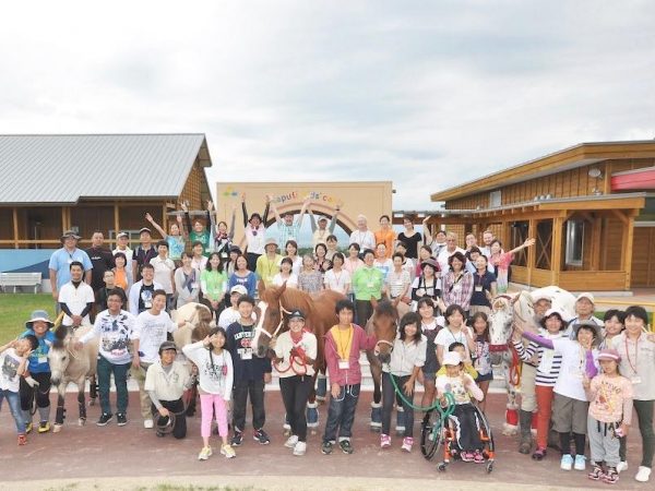 難病とたたかう子どもたちと、そしてスタッフたちの笑顔溢れる集合写真