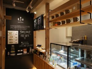 “木の香り漂うくつろぎのカフェ”としてこだわりある同店はスペシャリティコーヒーや人気のカレー、チーズケーキをはじめとするスイーツなどメニューも充実。モーニングとランチも含め、朝7時～夜9時までいろいろなシーンで立ち寄れる