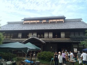 庭から母屋を眺める。貫禄のあるたたずまい