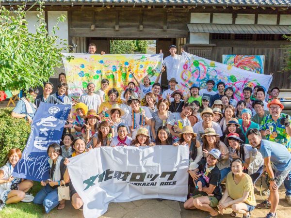 文化財ロックの参加者全員で集合写真を撮る