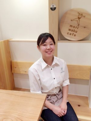 今回お話を伺った【moriwaku cafe】共同店長の廣瀬さん。ウッドライフアドバイザーでもあり、飛騨五木の新入社員ながら木材や山林への知識と愛情いっぱいなのが印象的！