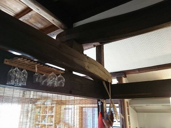 りっぱな梁が、往時は豪邸だったことを偲ばせる