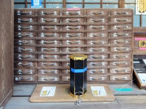 百番まである観音籤は、引く竹籤の重さもずっしりとしている