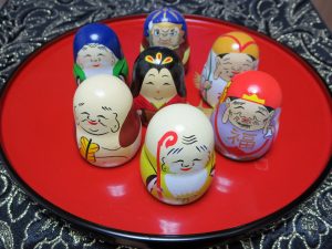 最近は、観光おみくじも盛んに販売されている。木彫りの七福神の体内に、おみくじが埋め込まれている