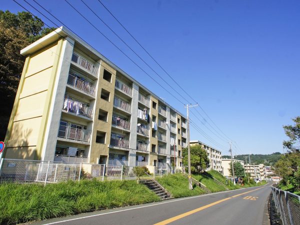 ▲二宮団地は、神奈川県住宅公社の賃貸住宅と、戸建て住宅、県営住宅が集まる全1000戸を超える大規模団地だ。周辺の街並みを一望する高台に位置し、緑に囲まれた美しい住宅街だが、残念ながら団地の住民たちの高齢化が進み、近年は賃貸住宅の空き家が目立つようになってきた。将来人口推計によると、2040年には二宮町の人口は2万人まで減少する見込みで、そのうち約42.2％が65歳以上の高齢者となることが予測されている