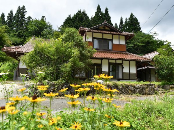 ▲『みんと』の中で紹介されている北広島町の『お試し賃貸住宅』の一例。1日1000円、1週間から“体験生活”ができる。『みんと』で紹介している空き家の賃貸住宅は月額3万円程度と格安物件が多いのが特徴だが、単に「住まいを安く借りる」だけで終わってしまうことのないよう、各空き家担当の地元サポーターがお世話役となって、入居者と地域の人たちとの円滑な交流を進めている