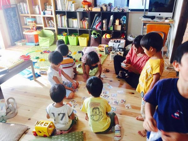 視界に緑が見え、土を実際に触れられる「きさいち邸 産巣日」では、子どもたちものびのびと遊んでいる