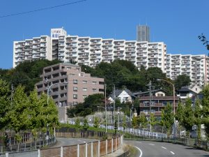 巨大ベッドタウンとしてにぎわいを見せた高蔵寺ニュータウン。入居開始から来年で50年が経とうとしている。JR名古屋駅まで約30分、緑豊かで自然環境にも恵まれた地域である。写真提供/春日井市