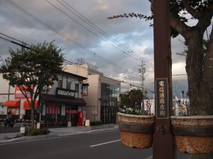 電信通り商店街。老舗の高橋まんじゅう屋に加えて最近ではお菓子屋さんが増え、スイーツ商店街としても知られる