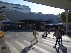 青葉台駅前。ロータリーからは各方面行きのバスが出ている