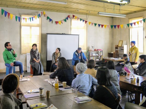 「ぐるあるミーティング」ディスカッションの様子。左から、広島県竹原市「忠海、𠮷田屋プロジェクト」の道林幸紀さん、大竹市「PiNECoNeS」代表の藤井ちえさん、「ぐるぐる海友舎プロジェクト」代表の南川智子さん、「旧グッゲンハイム邸」管理人の森本アリさん、右端は司会の谷村仰仕さん