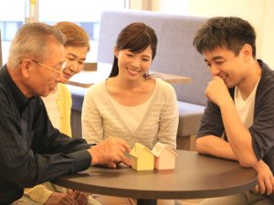 「親子リレー返済」は、子どもや孫など、一定の条件を満たす人を後継者として2世代で住宅ローンを返済する。後継者の年齢をもとに借入期間を決めることが出来るため、借入期間を長くすることができる
