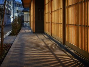 住人が自分の意思で開け閉めできる引き戸をあえて採用。入居者が地域生活者の一員として、地域の人々と自然とコミュニケーションがとれることを意識して設計されている