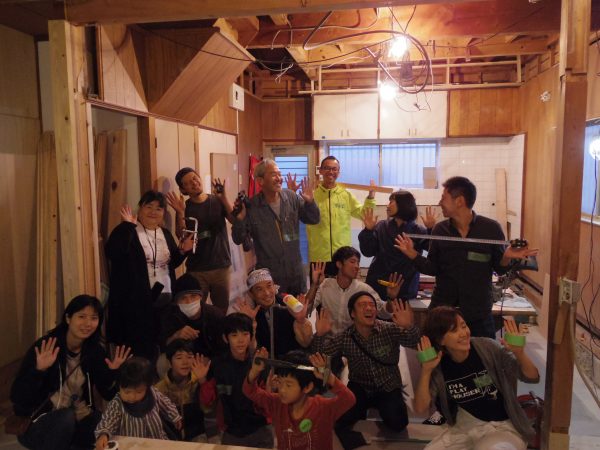 最後はみんなで記念撮影。各々今日使った道具を持って「暖かいは、幸せ〜！」のポーズ