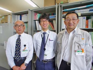 ▲左から：東広島市役所建設部住宅課の荒谷尚輝さん、平田恭介さん、瀬戸川徹さん。「東広島市には『広島大学』『近畿大学』『国際大学』『エリザベト音楽大学』があるので学生の数が増えていますし、工業団地の進出により人口も伸び続けています。そのため、他市に比べて取り組みが遅くなりました」と瀬戸川さん