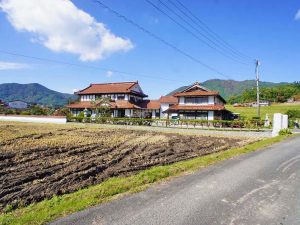 ▲平成17年に新たに合併した福富・豊栄・河内エリアは豊かな自然環境を生かして農業で栄えた集落だ。まちの中を車で走ると驚くほどの大豪邸が多く、この地方独特の赤瓦を使った立派な日本家屋が建ち並んでいる。「せっかくの豪邸であっても、家は持ち主がそこに住んでいないと“意思を持たない財産”になってしまう。親御さんと離れて暮らしている人は、お正月の帰省のタイミングで『家のしまい方』についてもしっかりと話し合ってほしい」（荒谷さん・平田さん）