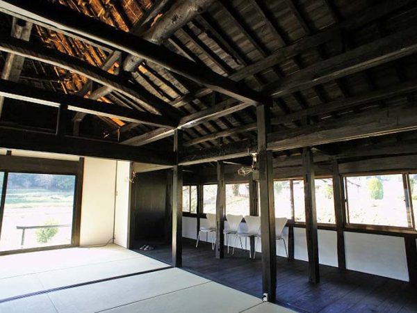 ▲土壁のかわりに開放感たっぷりのガラス窓へ。近所の方たちは「古い家でもこんなにお洒落に変わるんだねぇ」と好意的な反応だという。「このあたりの空き家は二束三文で、不動産的価値はほぼゼロに等しい。中には“住んでくれるならタダでもいいよ”とおっしゃる所有者もいます。でも、井戸を掘ったり浄化槽を作るのにお金がかかるため、それなりの予算は必要です。移住者の中にはいま流行りのセルフビルドで家の改修をしたいという方もいらっしゃいますが、柱や床をいじるのはやっぱり大工さんじゃないと難しいでしょう。現代の技術では二度と建てられないような貴重な家も多いので、丁寧に改修して残していきたい」（谷川先生）