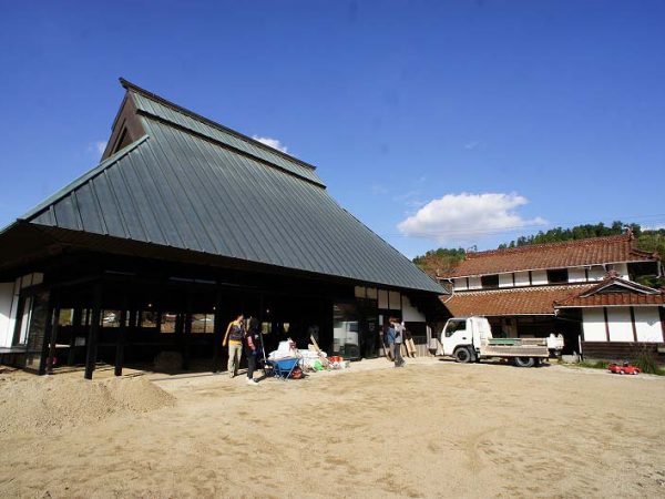 ▲築100年を超える『星降るテラス』は谷川先生の住まいであると同時に、建築学科の学生たちにとって“大切な教材”でもある。「古民家を使って建築的要素を採り入れながら改修すること。同時に、地域とのコミュニケーションを育むこと。これがうちの研究室のテーマですから、とても良い“教材”にめぐり合うことができたと思います」と谷川先生。改修には研究室の学生だけでなく、地域の人たちも積極的に参加しているそうだ