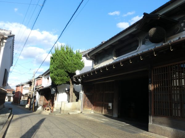 江戸時代から昭和初期まで塩田の積出港として栄えていた津屋崎。創業140年の酒蔵など、歴史ある建物が残っている