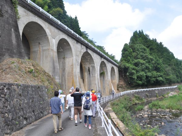 島根県浜田市から広島県に至る未成線、旧国鉄今福線。跡地にはコンクリート橋の遺構が残る。浜田市は鉄道遺産を観光資源として活用しており、ウォーキングツアーなども企画されている。写真／森口誠之