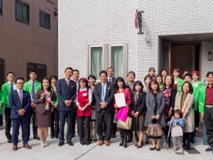 シェアハウスオープン時の様子。赤いスカーフを被っている女性が大津氏（写真提供／リンクリンク。以下すべて）
