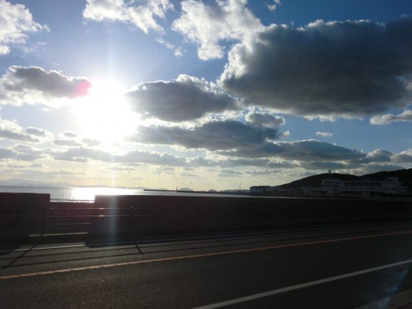 津屋崎町は玄界灘に面し、海岸にはアカウミガメが生息するほど自然豊か。この地で山口さんは新しい暮らし方・働き方・つながりを実践し、新しい価値観を生み出している