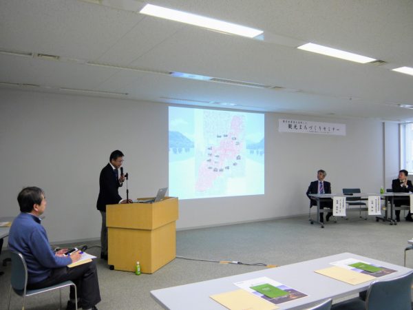 パネルディスカッションで太宰府市の現状を報告する山崎崇氏。右端から西日本鉄道の草場康文氏、三井住友銀行の松澤尚志氏。写真左端は司会の金野幸雄氏