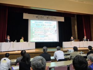 シンポジウムの様子。登壇者は左から、KAPコミッショナーの伊東豊雄氏、前仙台市長の奥山恵美子氏、日本財団経営企画部長の荻上健太郎氏、蒲島郁夫熊本県知事