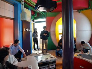 身体の感覚を呼び起こす計算された不思議な住宅。三鷹天命反転住宅 イン メモリー オブ ヘレン・ケラー