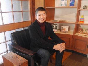 明るくオープンな山口覚さん。「津屋崎ブランチ」代表、まちづくりファシリテーター、LOCAL&DESIGN株式会社、一級建築士。津屋崎ブランチにて撮影