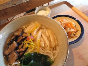 朝食には地元徳島の名産半田素麺が出た。食後のコーヒーも地元のロースターの手によるもの